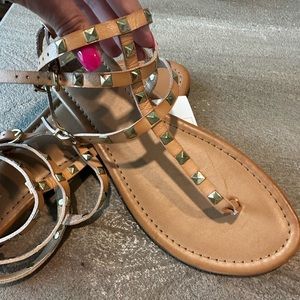 NWT Mossimo Target Gladiator Saldana size 8, tan with gold studs
